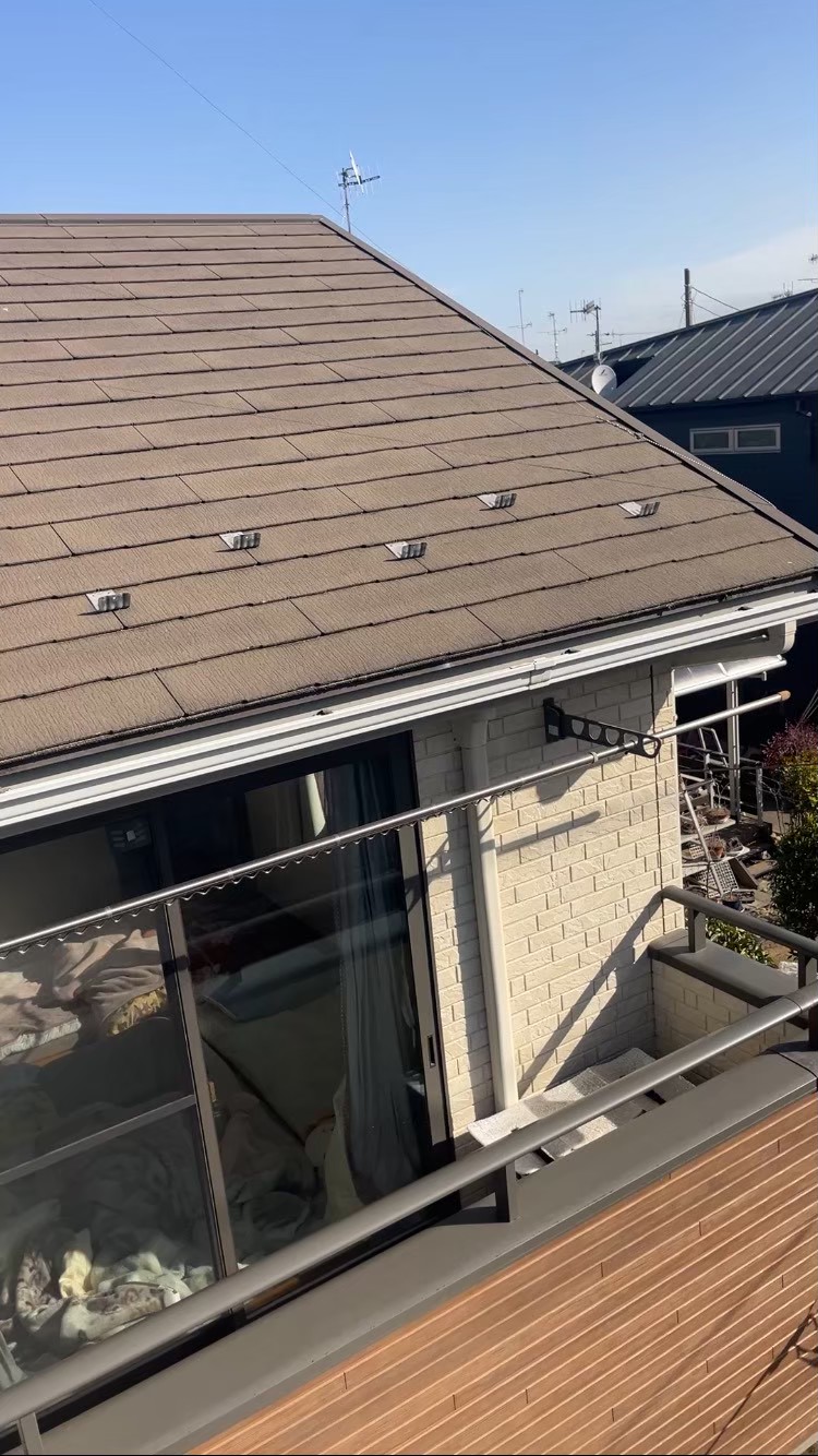 スレート屋根の全体状態と固定部の状況を確認